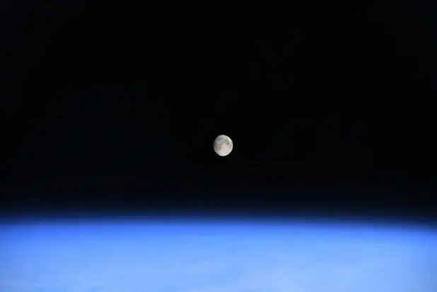 https://dl.appest.ir/meta/2022/02/earth-moon.jpg.webp