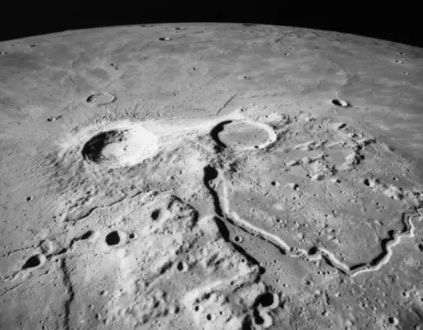 دانشمندان می‌گویند آتشفشان‌های قدیمی ماه منبع تولید یخ در این کره بوده‌اند