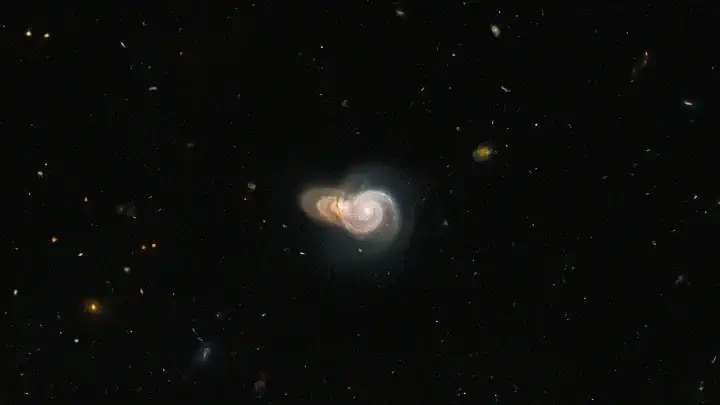 ثبت تصویر بسیار زیبا از لحظه همپوشانی دو کهکشان با یکدیگر توسط تلسکوپ هابل