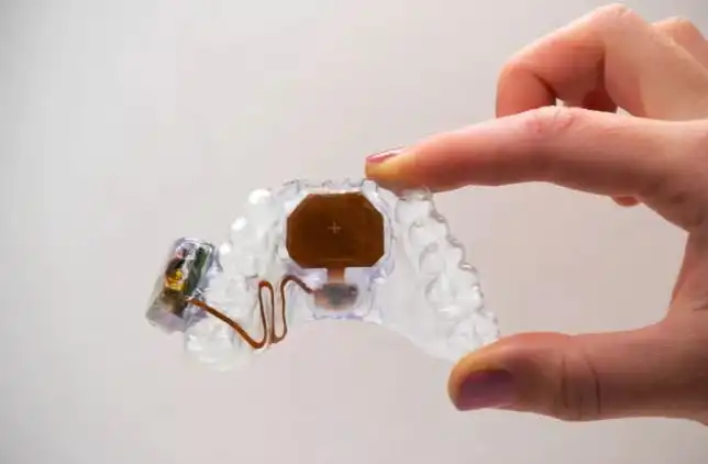 دستگاه جدید MouthPad امکان کنترل کامپیوتر و موبایل با استفاده از زبان را به شما خواهد داد دستگاه جدید MouthPad امکان کنترل کامپیوتر و موبایل با استفاده از زبان را به شما خواهد داد