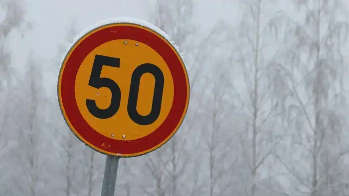 گوگل مپس چگونه محدودیت‌ سرعت پیش‌فرض برای انواع جاده‌ها را نشان می دهد؟