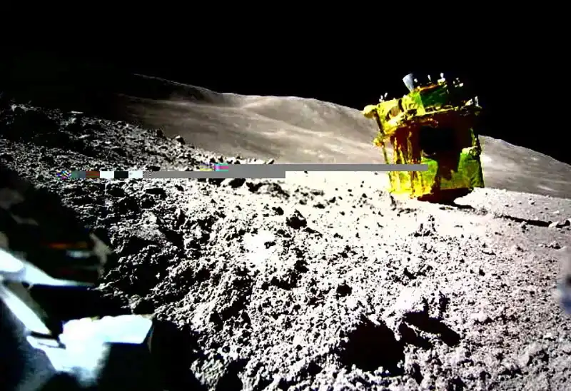 کاوشگر ماه ژاپنی SLIM بیش از یک هفته پس از فرود وارونه به زندگی باز می گردد