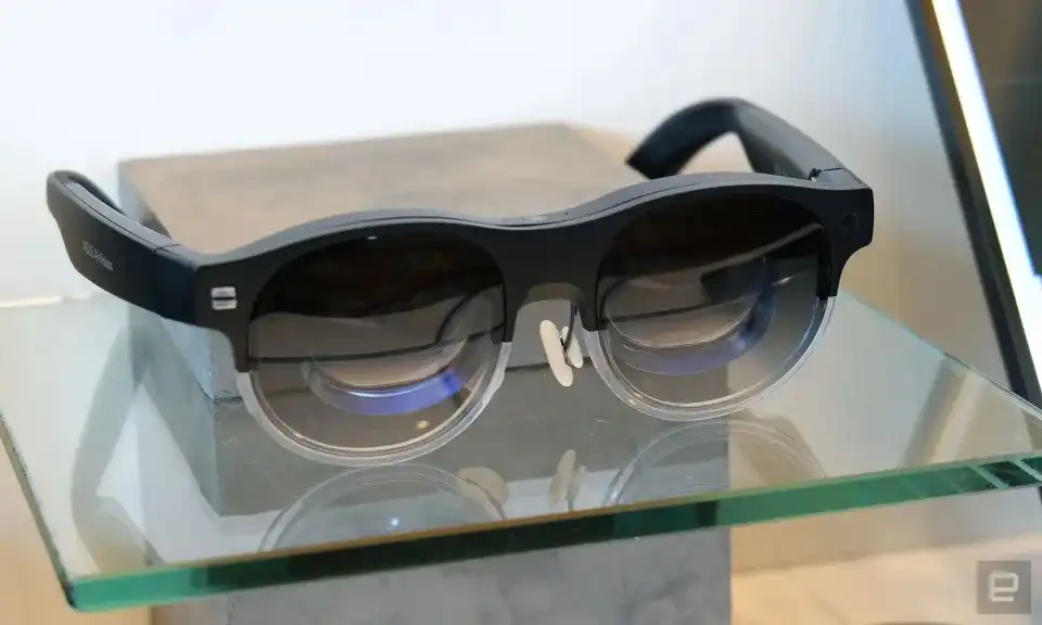 عینک ASUS AirVision M1 صفحه های مجازی بزرگ را در بسته ای مناسب برای سفر به شما ارائه می دهد