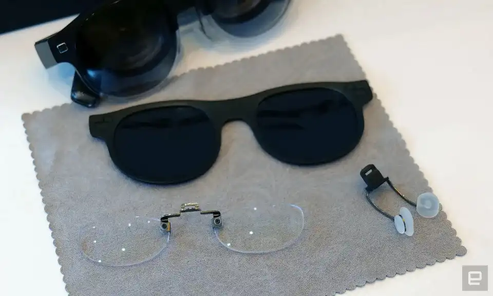 عینک ASUS AirVision M1 صفحه های مجازی بزرگ را در بسته ای مناسب برای سفر به شما ارائه می دهد