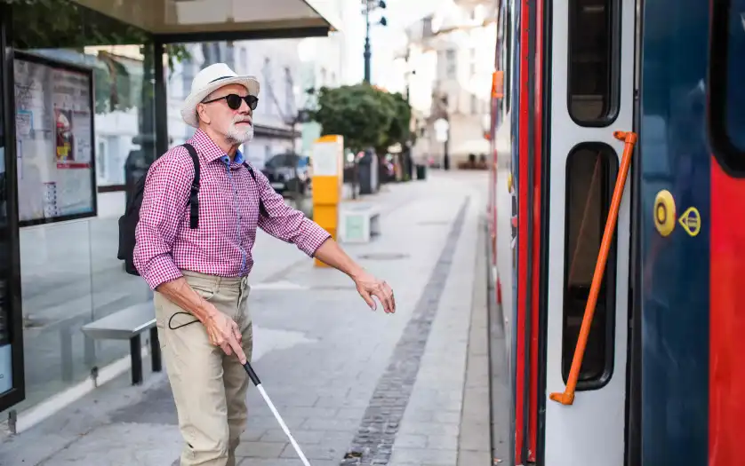 اپلیکیشنی که نابینایان را به سمت ایستگاه اتوبوس هدایت می‌کند
