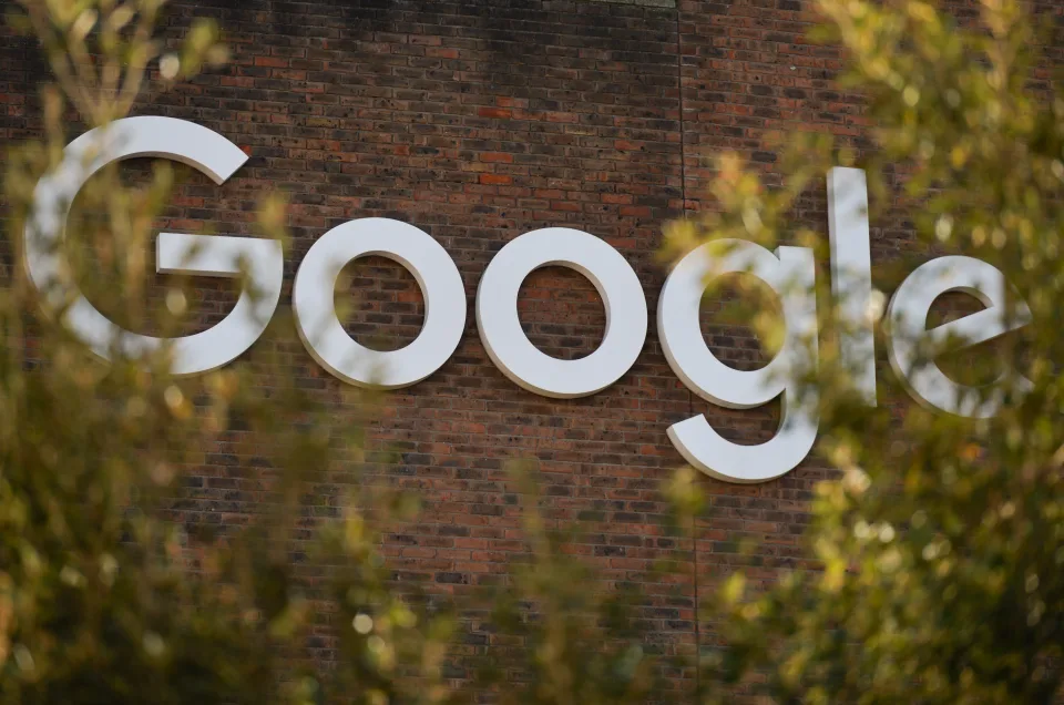 گوگل با اضافه کردن هزینه های توسعه دهندگان جدید در اتحادیه اروپا از اپل پیروی می کند