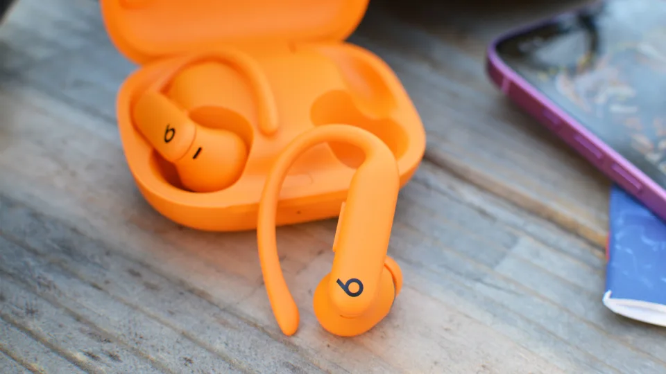 بررسی Beats Powerbeats Pro 2: اولین ایرپاد های اپل با قابلیت ردیابی ضربان قلب 3 بررسی Beats Powerbeats Pro 2: اولین ایرپاد های اپل با قابلیت ردیابی ضربان قلب