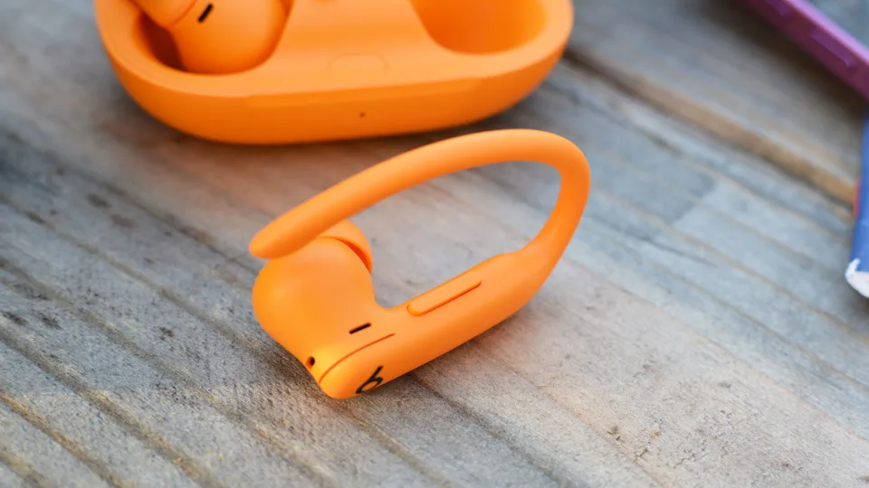بررسی Beats Powerbeats Pro 2: اولین ایرپاد های اپل با قابلیت ردیابی ضربان قلب 5 بررسی Beats Powerbeats Pro 2: اولین ایرپاد های اپل با قابلیت ردیابی ضربان قلب