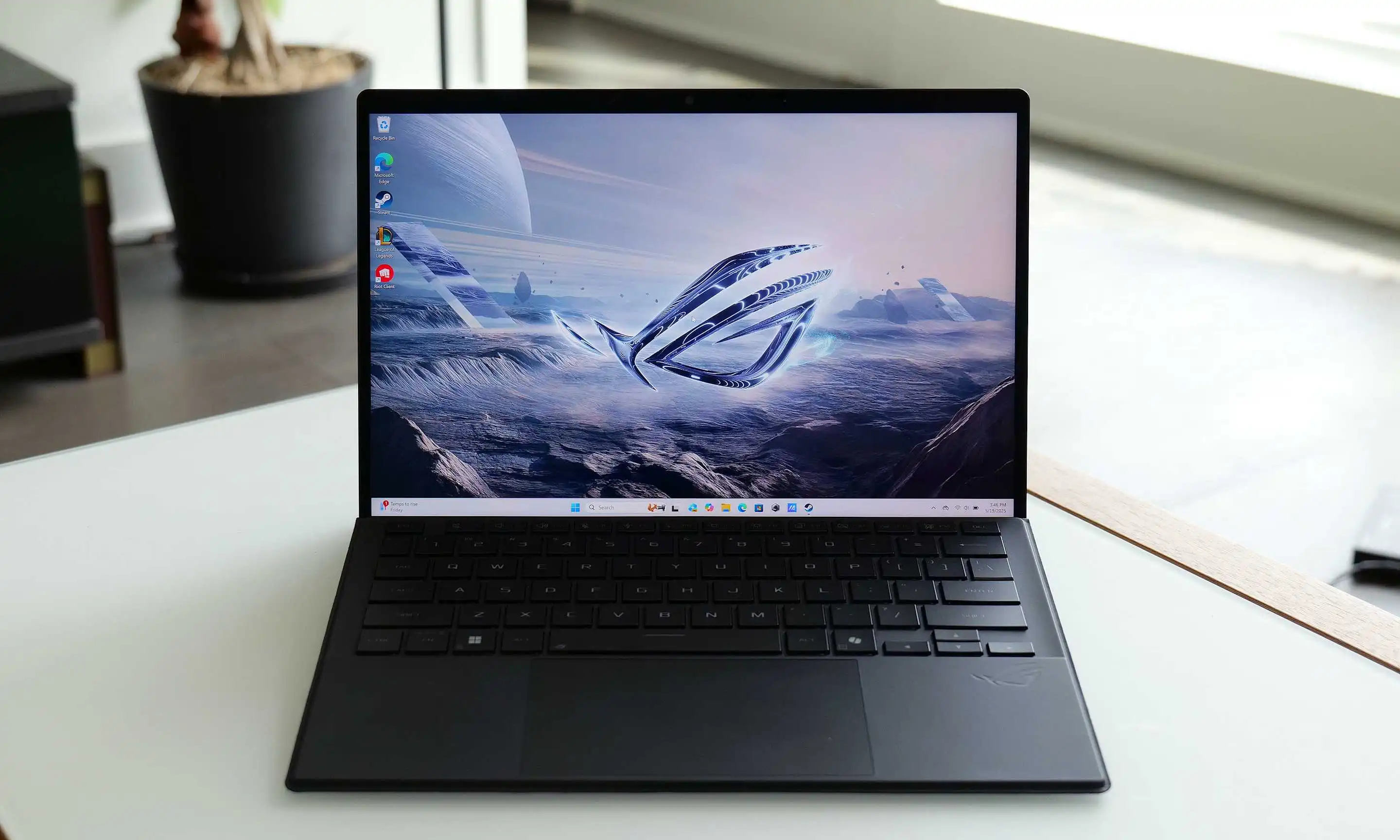بررسی ASUS ROG Flow Z13 (2025): وقتی یک لپ‌تاپ گیمینگ سنتی کافی نیست