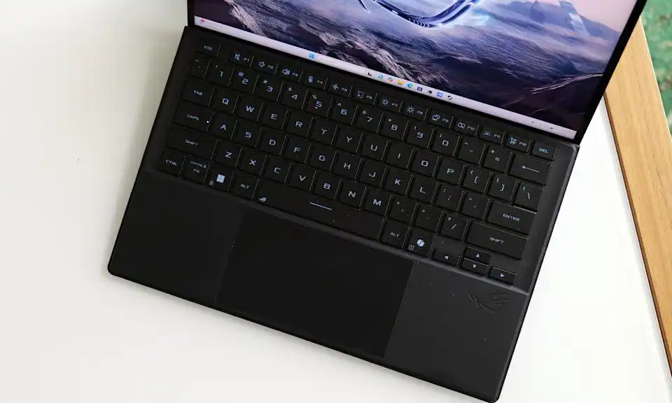 بررسی ASUS ROG Flow Z13 (2025): وقتی یک لپتاپ گیمینگ سنتی کافی نیست 3 بررسی ASUS ROG Flow Z13 (2025): وقتی یک لپتاپ گیمینگ سنتی کافی نیست