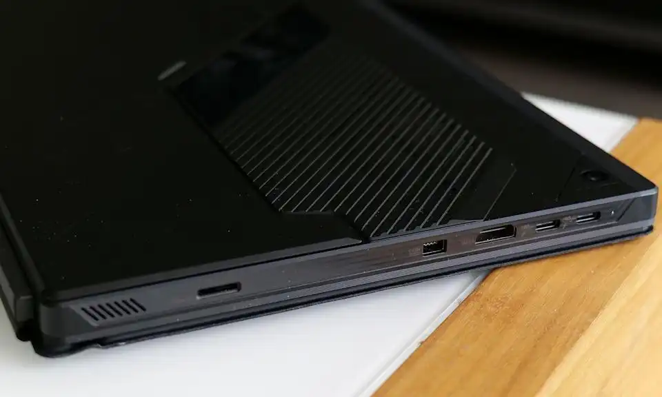 بررسی ASUS ROG Flow Z13 (2025): وقتی یک لپتاپ گیمینگ سنتی کافی نیست 4 بررسی ASUS ROG Flow Z13 (2025): وقتی یک لپتاپ گیمینگ سنتی کافی نیست