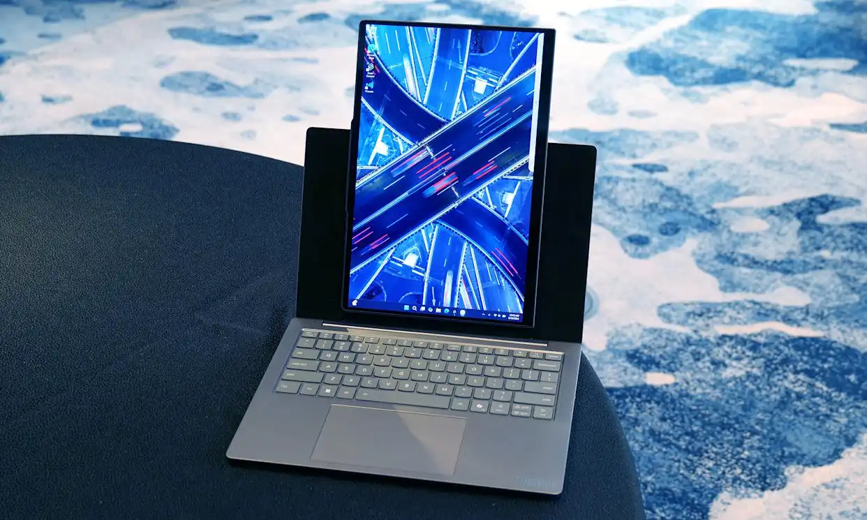 جدیدترین لپتاپ مفهومی لنوو شاید بهترین ابزار برای «دوماسکرولینگ» باشد. جدیدترین لپتاپ مفهومی لنوو شاید بهترین ابزار برای «دوماسکرولینگ» باشد.