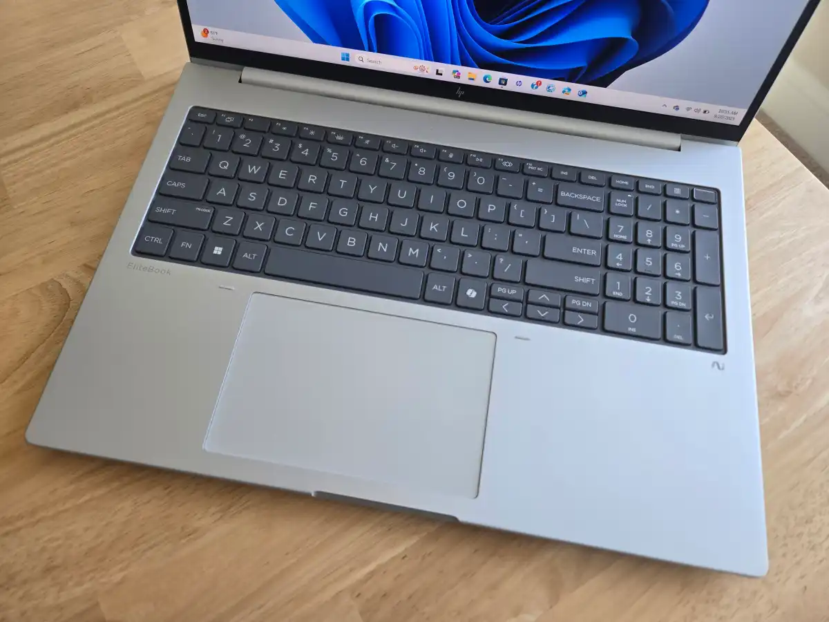 بررسی لپ‌تاپ HP EliteBook 8 G1a: سخت‌افزار AMD می‌درخشد.