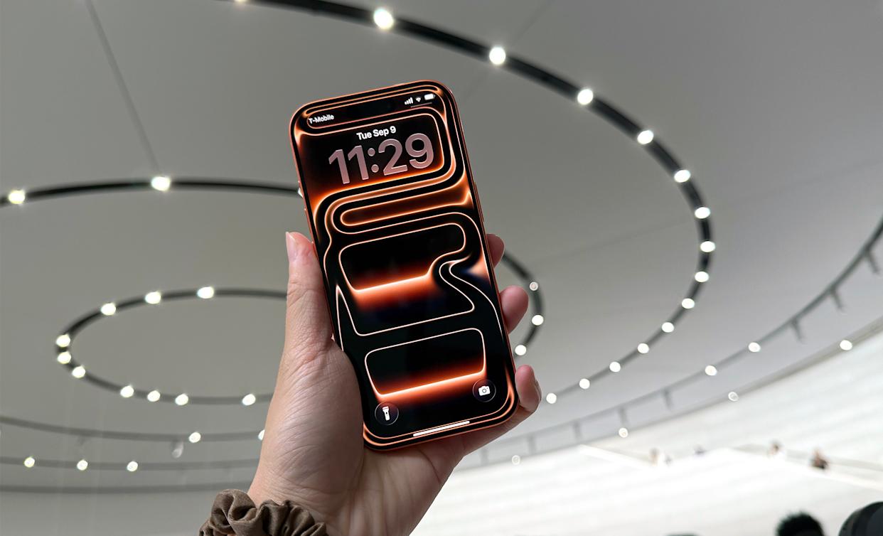 بررسی آیفون ۱۷ پرو از نزدیک: بدنه یکپارچه و فلات دوربین، در واقعیت حس چشمگیرتری دارند