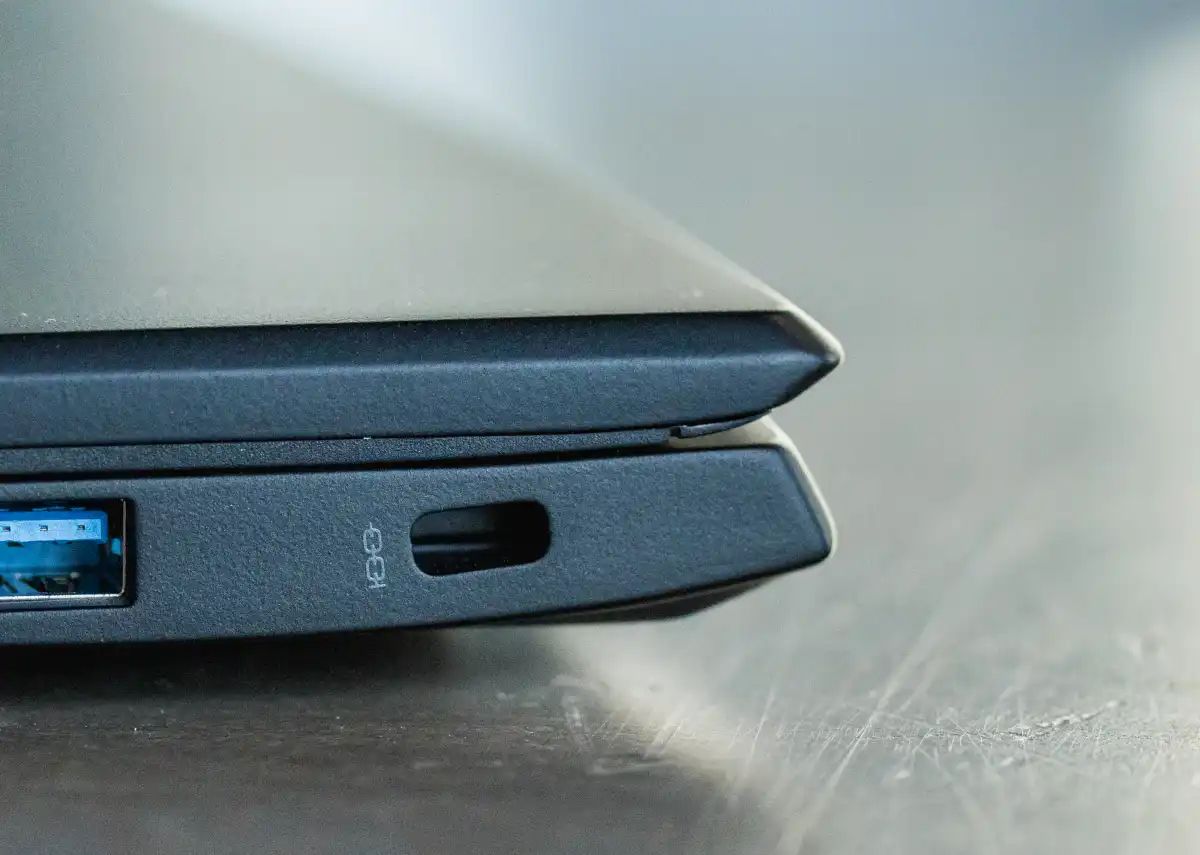 بله، قفلهای لپتاپ هنوز هم استفاده میشوند - و احتمالاً شما به یکی نیاز دارید. بله، قفلهای لپتاپ هنوز هم استفاده میشوند - و احتمالاً شما به یکی نیاز دارید.