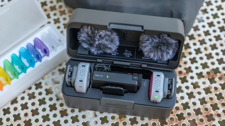 بررسی DJI Mic Mini 2S | میکروفون بی‌سیم کوچک با ضبط داخلی حرفه‌ای