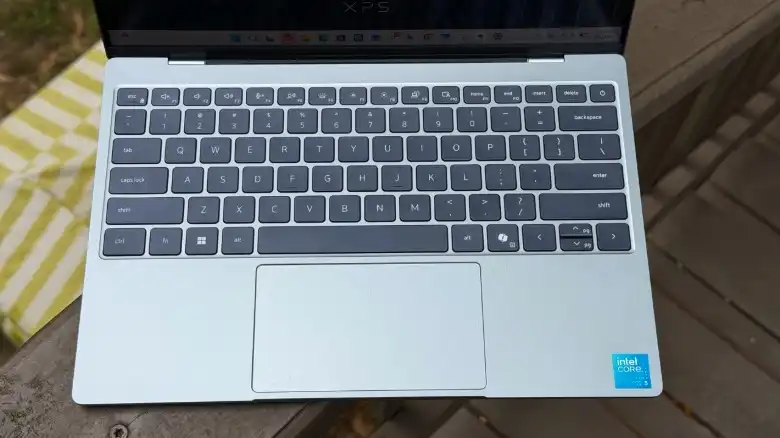 بررسی Dell XPS 13 (نسل ۲۰۲۶) | آیا رم 8 گیگ کافیه؟ 3 بررسی Dell XPS 13 (نسل ۲۰۲۶) | آیا رم 8 گیگ کافیه؟