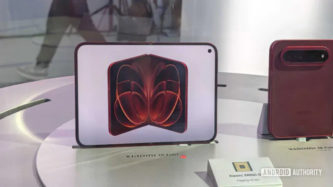 شیائومی بالاخره برگ برندهاش را رو کرد؛ Xiaomi 18 Fold با نمایشگر ۷.۵۸ اینچی وارد میدان شد 2 شیائومی بالاخره برگ برندهاش را رو کرد؛ Xiaomi 18 Fold با نمایشگر ۷.۵۸ اینچی وارد میدان شد